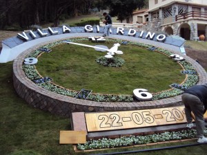 Se inauguró en Villa Giardino un reloj floral